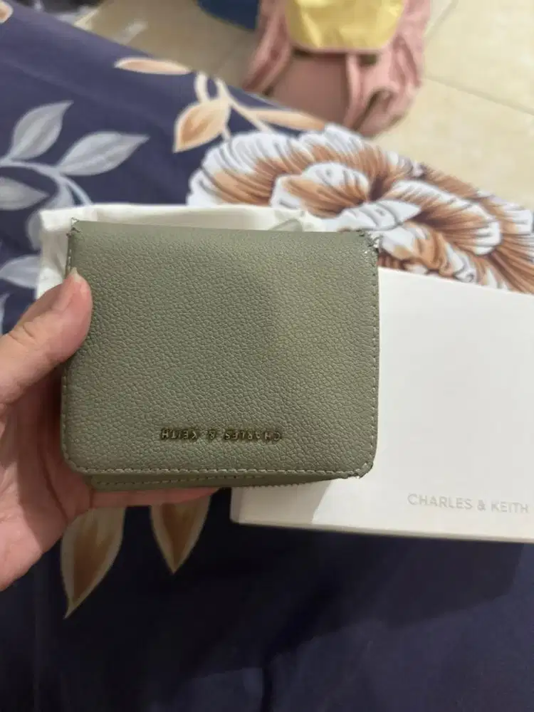 Dompet Charles and Keith
