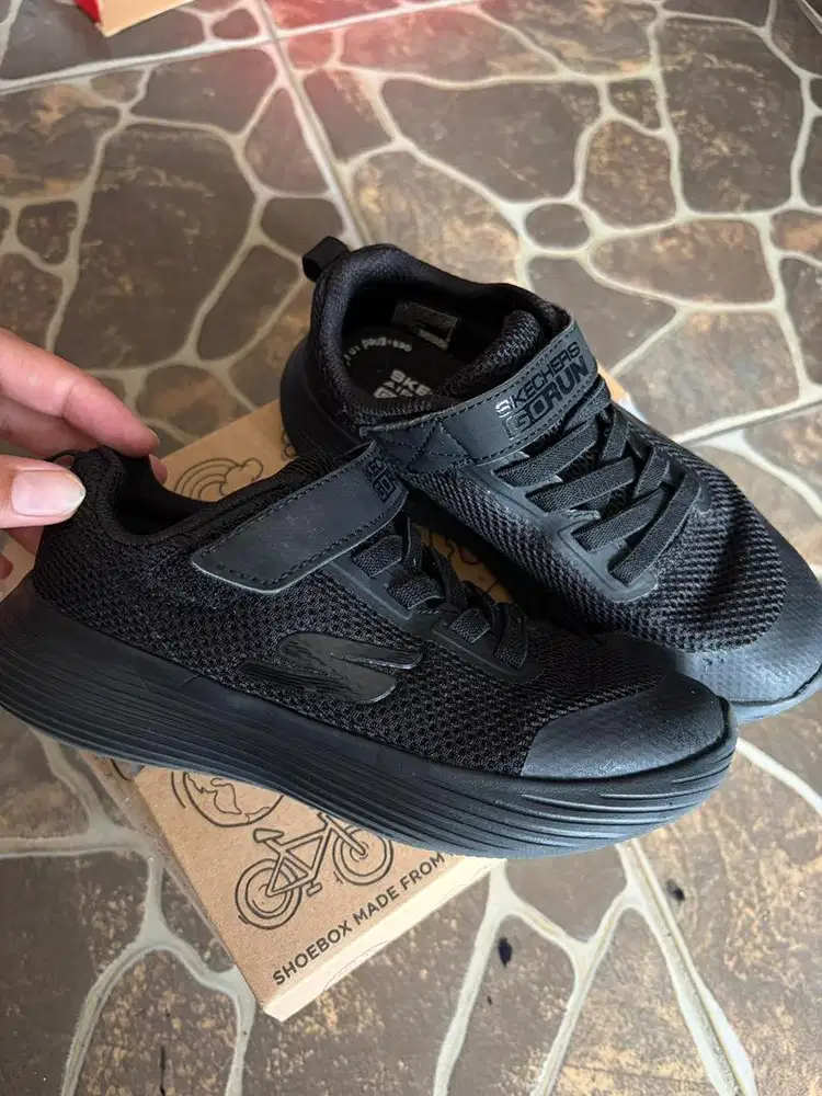 Sepatu sketcher anak