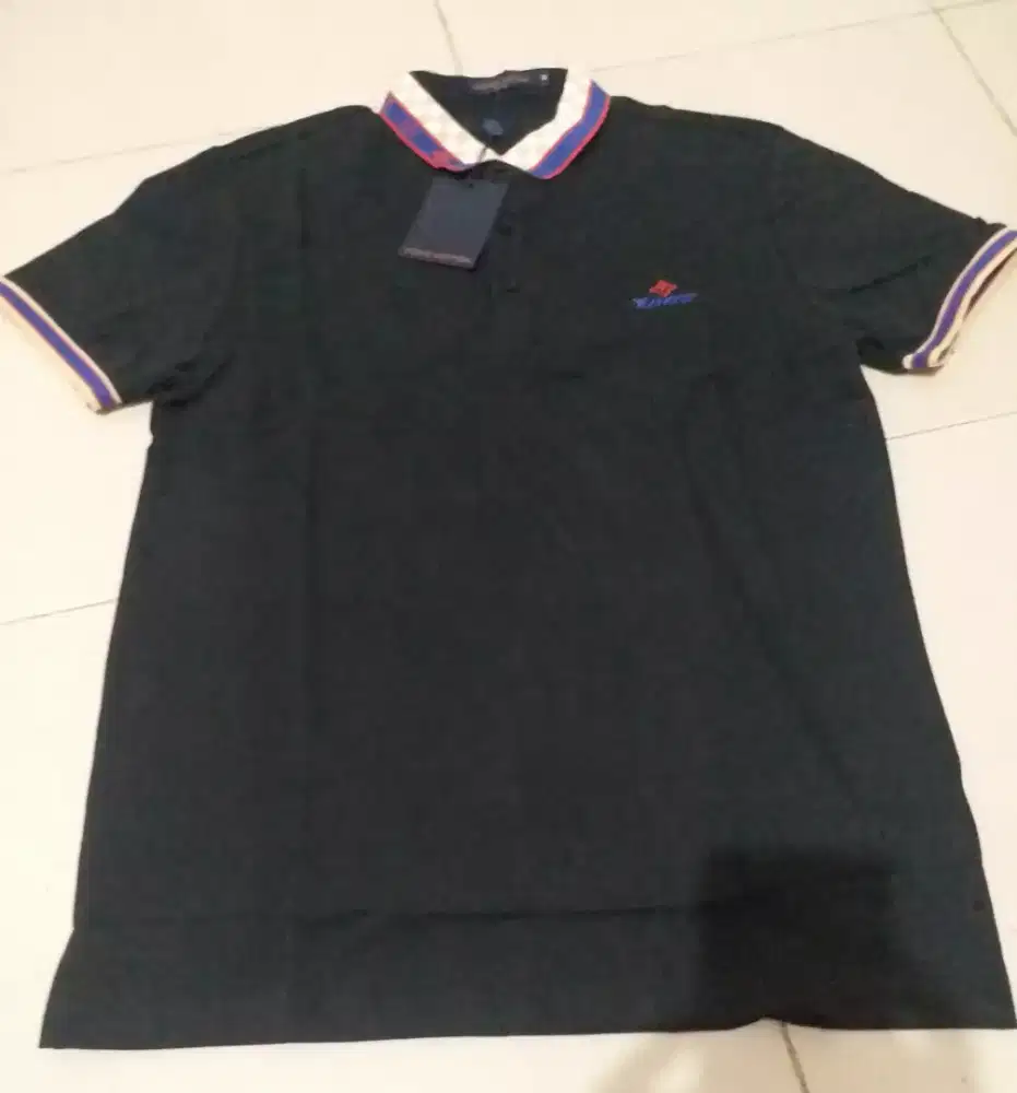 Kaos Kerah LV size M (LD 105 - 110) Baru Fulltag