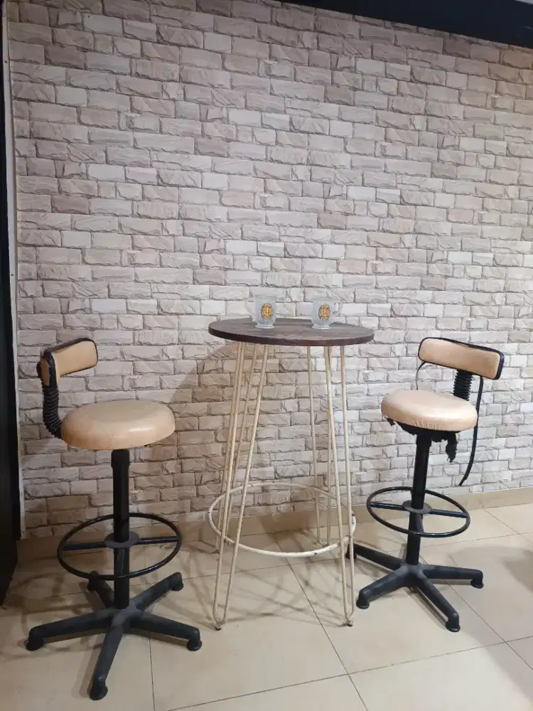 1 Meja 2 Kursi bar Barang bekas