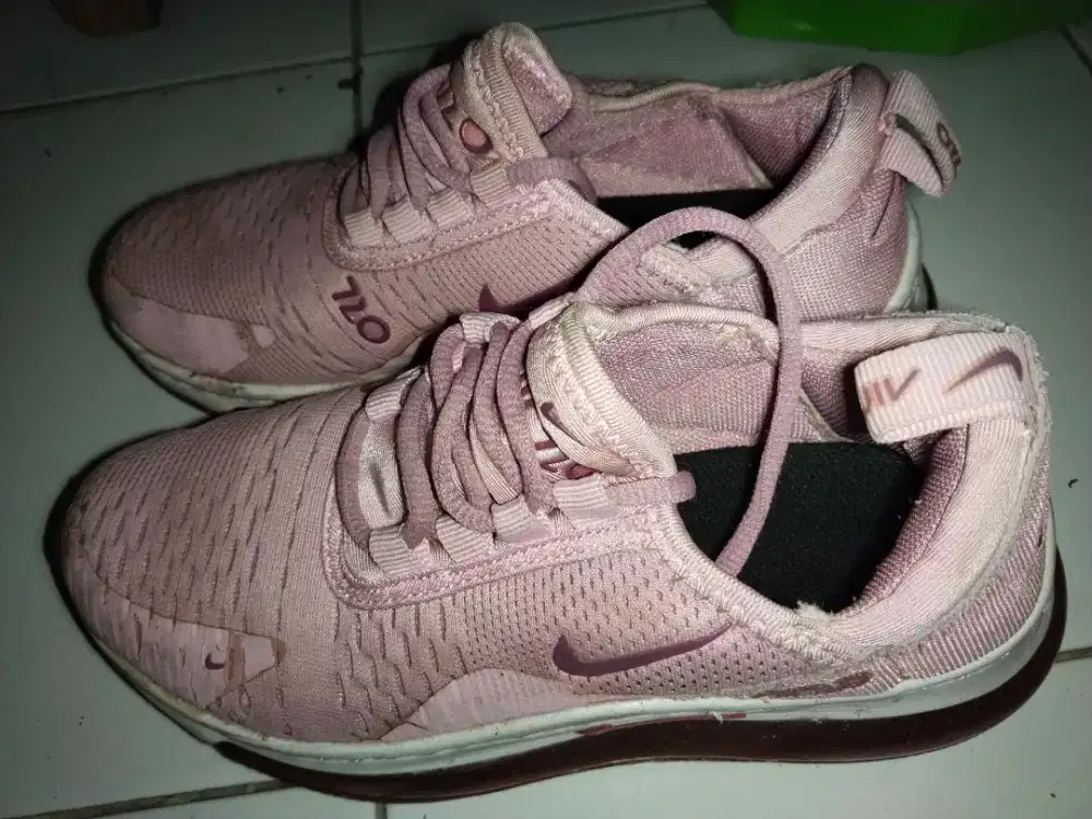 Sepatu olahraga wanita