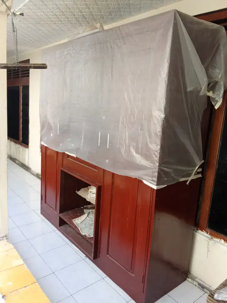 Lemari pakaian bekas