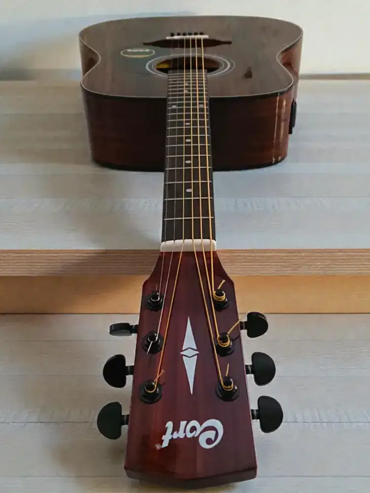 Gitar akustik elektrik Cort