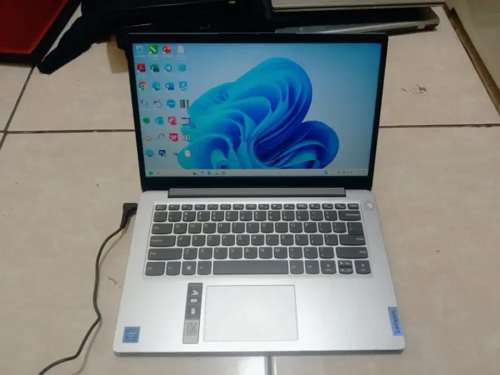 Laptop Lenovo Ideapad SLIM 1i -Body Masih Mulus -SSD 256GB -8GB -SLIM