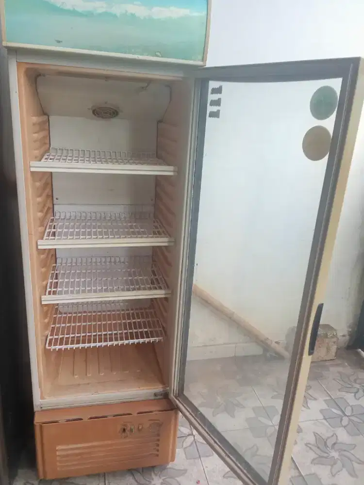 Showcase tinggi normal dingin