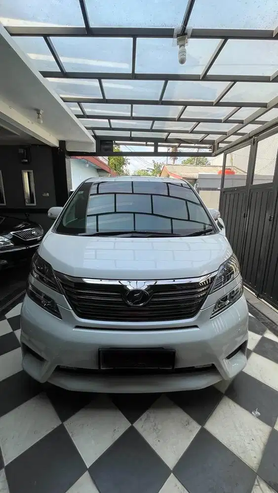 Toyota Vellfire Putih Tahun 2011