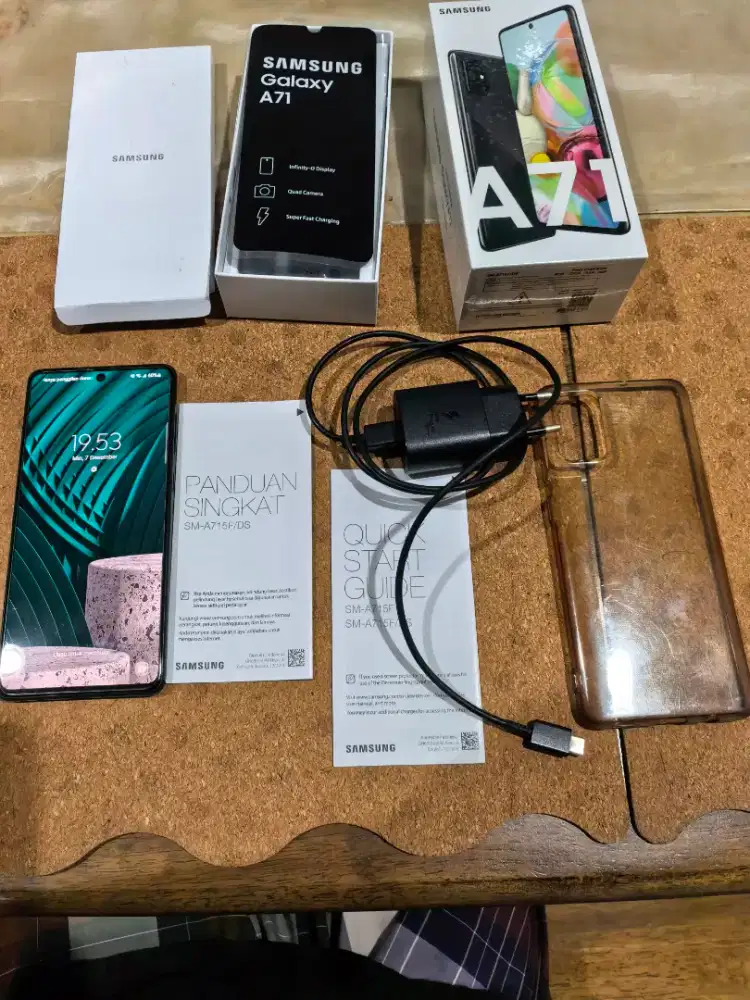 Samsung A71. RAM 8GB. Rom 128GB. Warna Prism Crush Black.