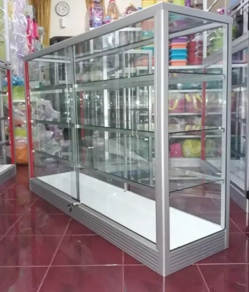 Etalase 1,5 Meter × 1 Meter Untuk Perlengkapan Toko