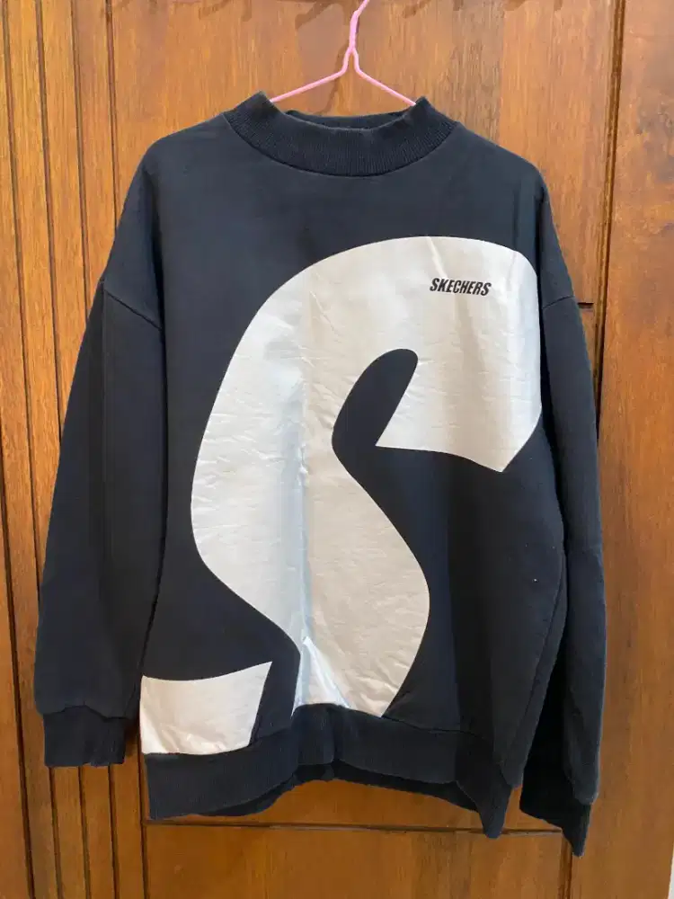 Sweater Hitam SKECHERS Logo Besar