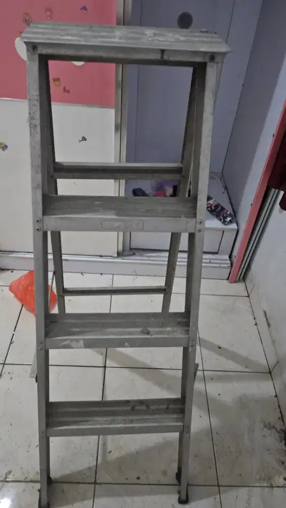Tangga Rumah Besi