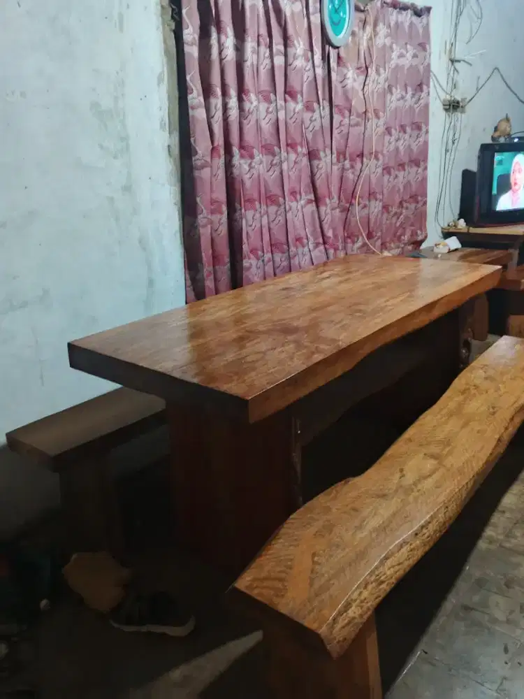 Meja makan antik teras