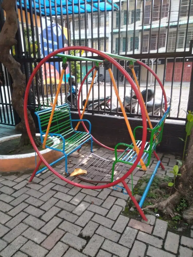 Perosotan, ayunan, jungkat jungkit, playground, bola dunia dll