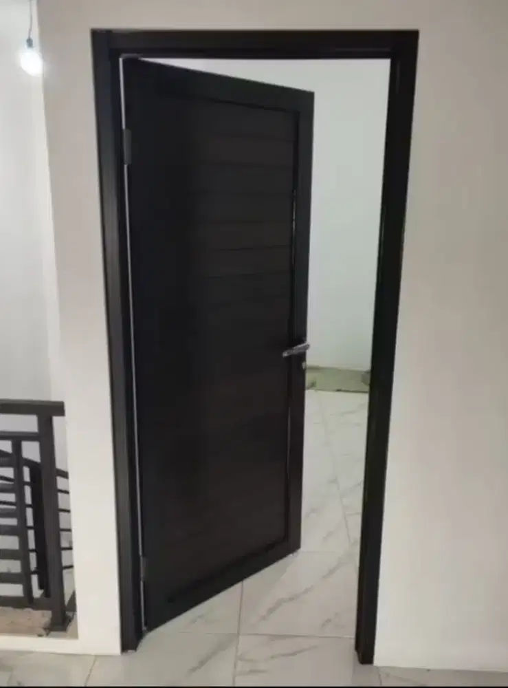 Kusen dan daun pintu aluminium