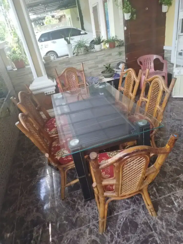 Meja Makan kaca 6 kursi rotan