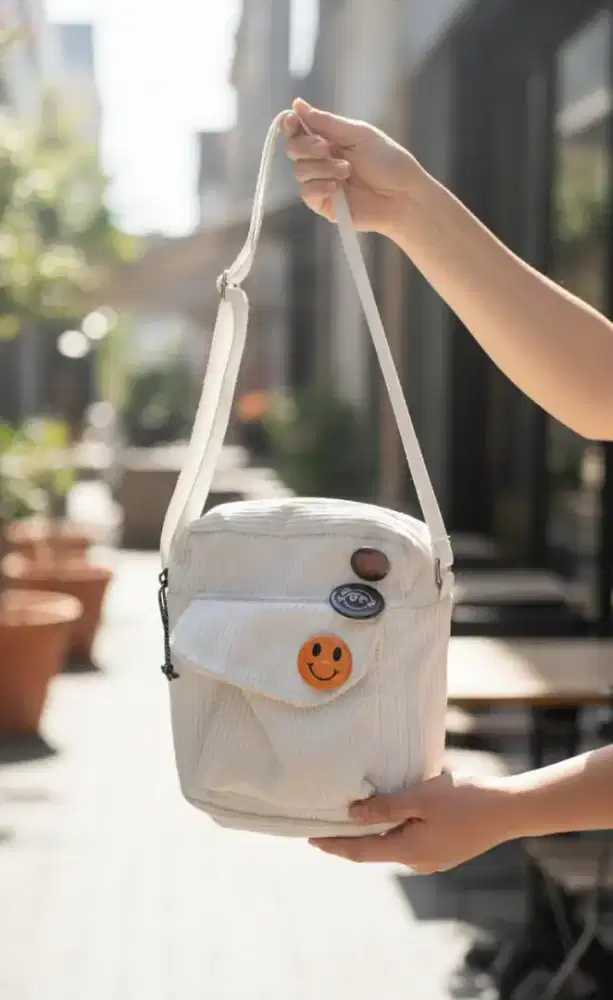 Tas Selempang Corduroy Aesthetic Vintage dengan Pin Smiley