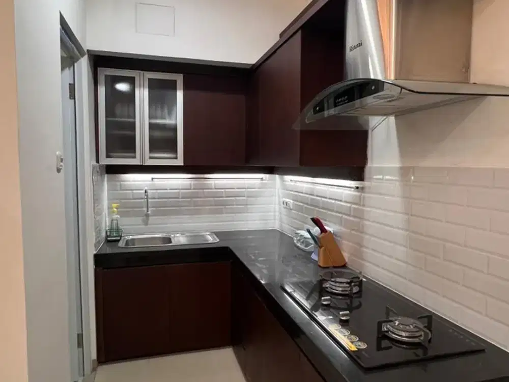 DISEWAKAN APARTEMEN GADING MEDITERANIA – RENOVASI TOTAL, VIEW KOLAM RENANG, FULLY FURNISHED