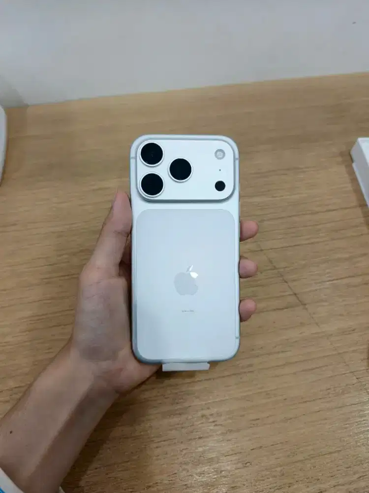 Limited edition Iphone 17 pro silver garansi resmi ibox