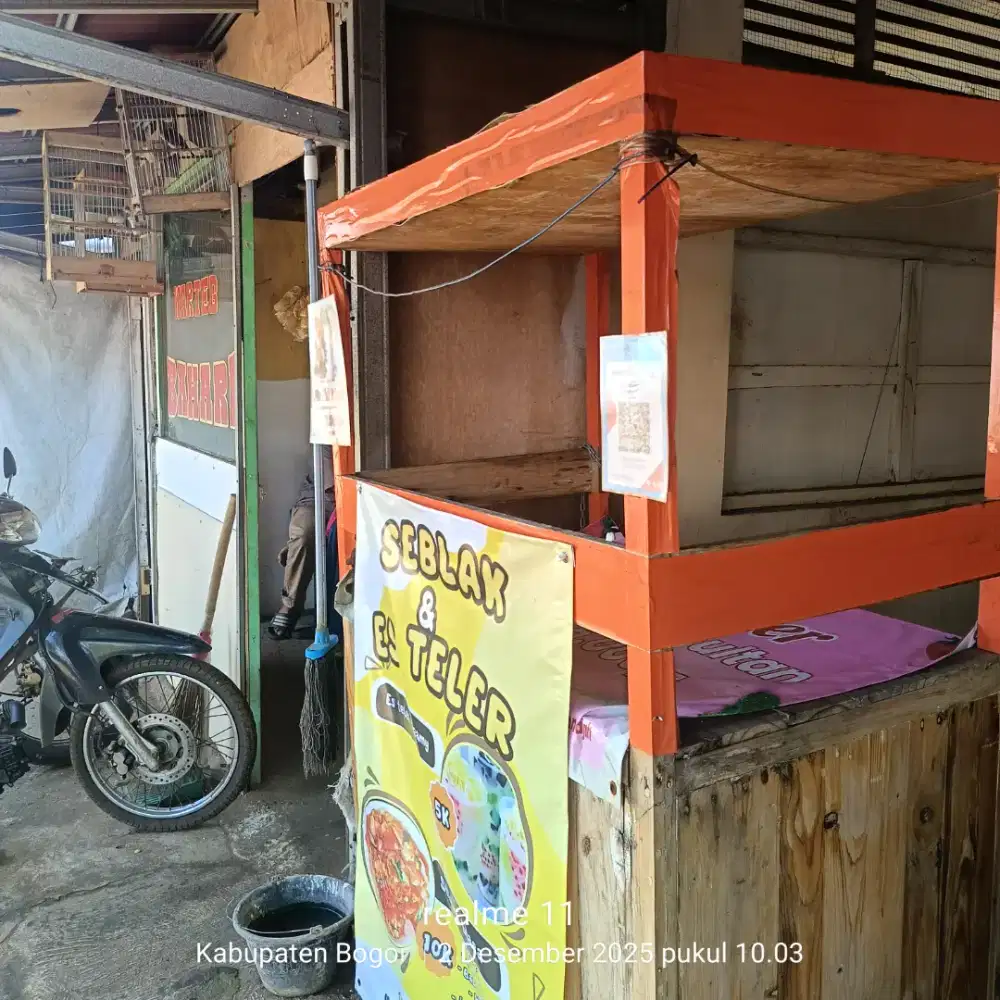 Booth es, ada laci & loker dibawahnya utk taro barang