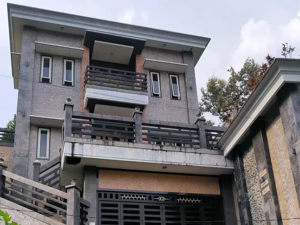 Villa Lubanyu Pecaluk Prigen,Pandaan