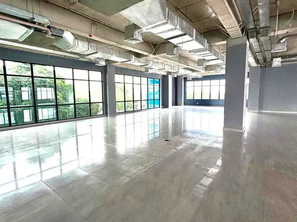 Gedung perkantoran di lokasi strategis di jalan raya panjang Jakarta Barat