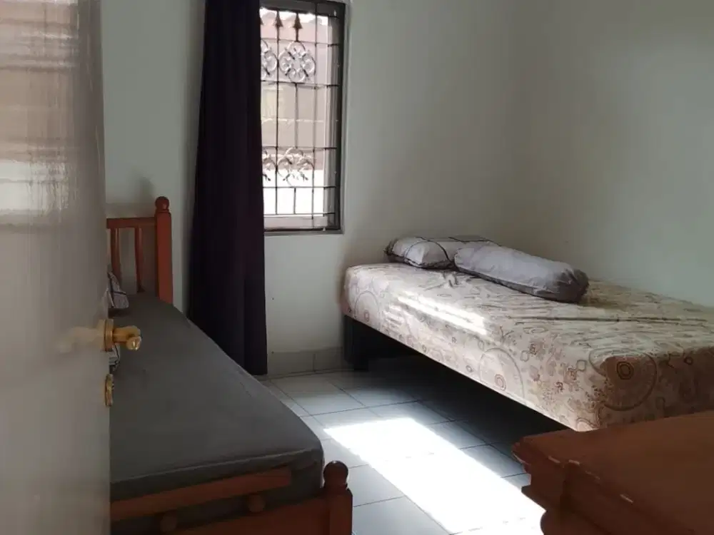 DISEWA RUMAH BULANAN 2 LANTAI FULL FURNISH SIAP HUNI SENTUL CITY SSR924