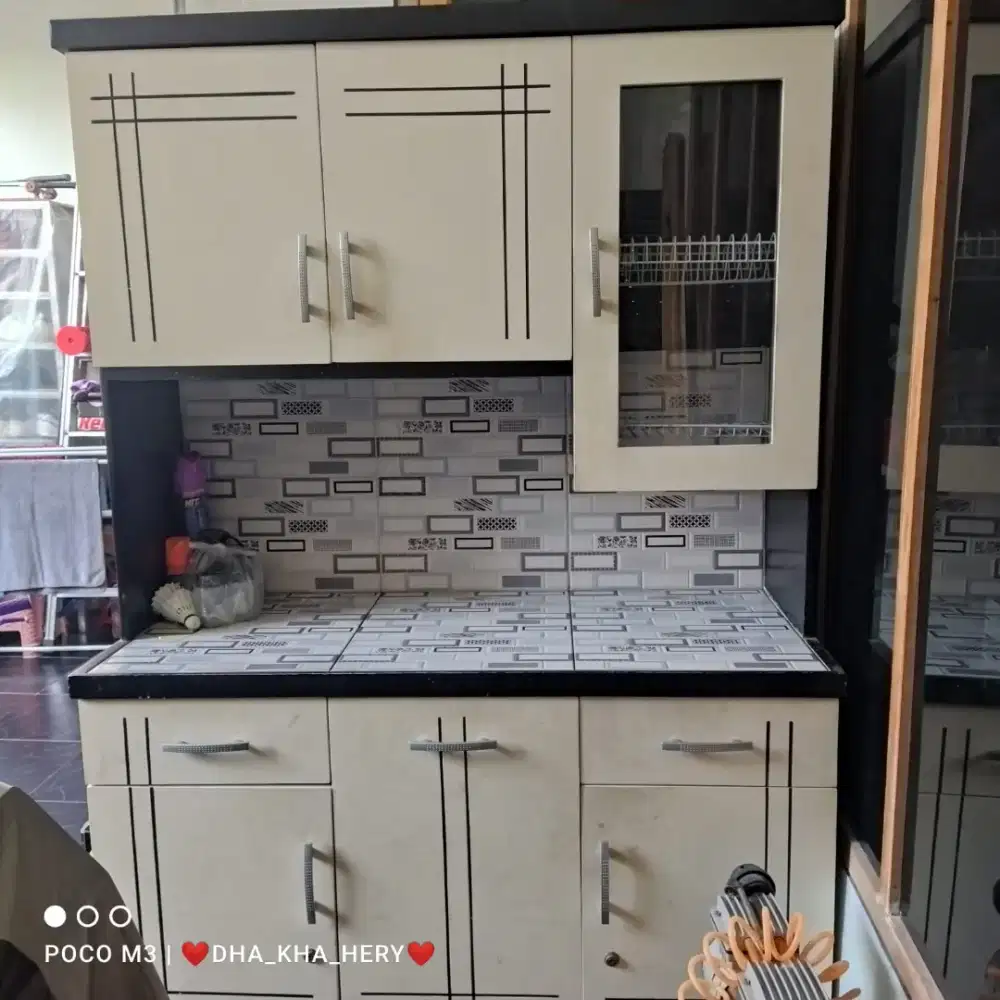 Lemari sayur dan piring