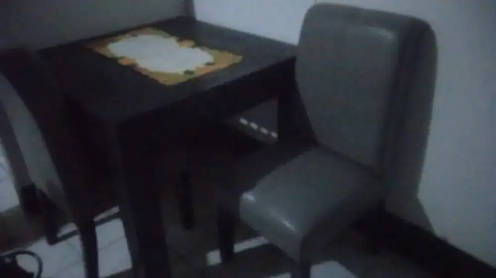 Dijual meja makan kursi 2 siter