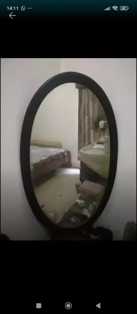 Kaca dari kayu hitam