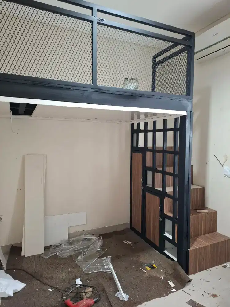 Mezanine bed model tangga laci