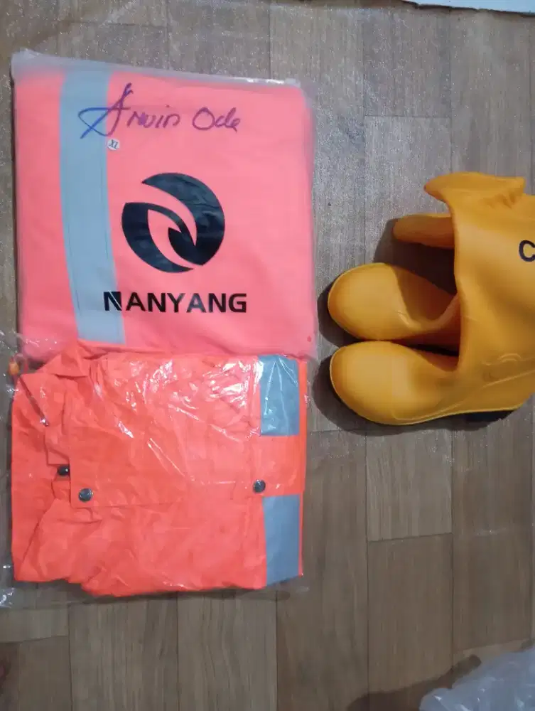 JAS HUJAN DAN SEPATU BOTS MURAHHH