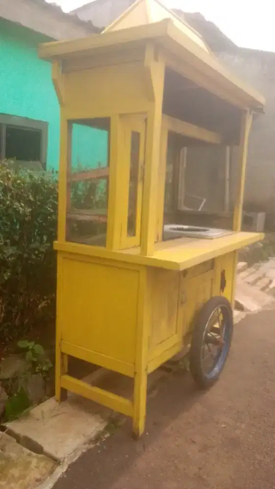 Gerobak ex bakso dan mie ayam