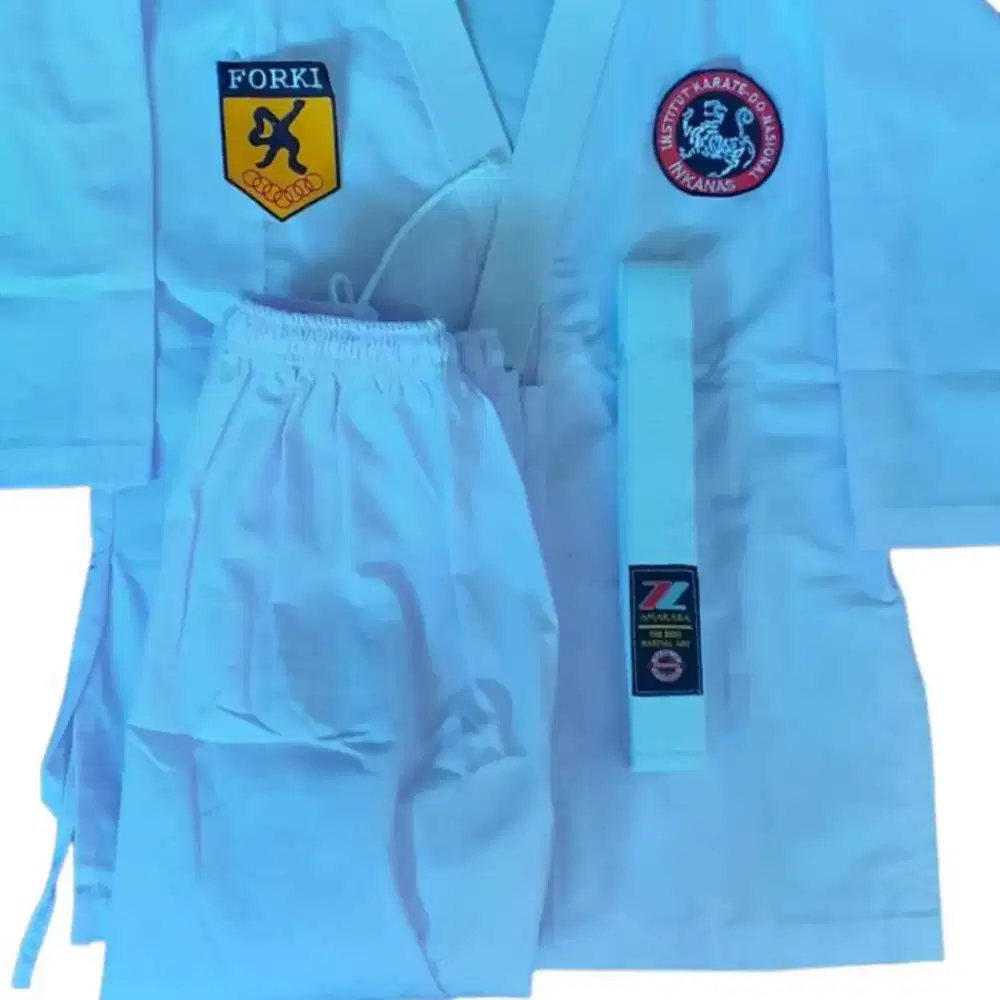 Baju karate dengan lambang forki