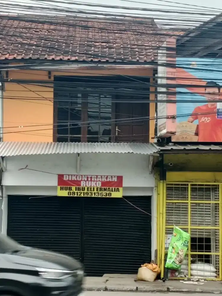 Di sewakan Ruko 2 lantai pinggir jalan, bisa untuk tempat tinggal