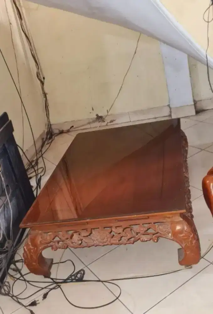 Meja kayu jati ukir ( dengan lapisan kaca tebal )