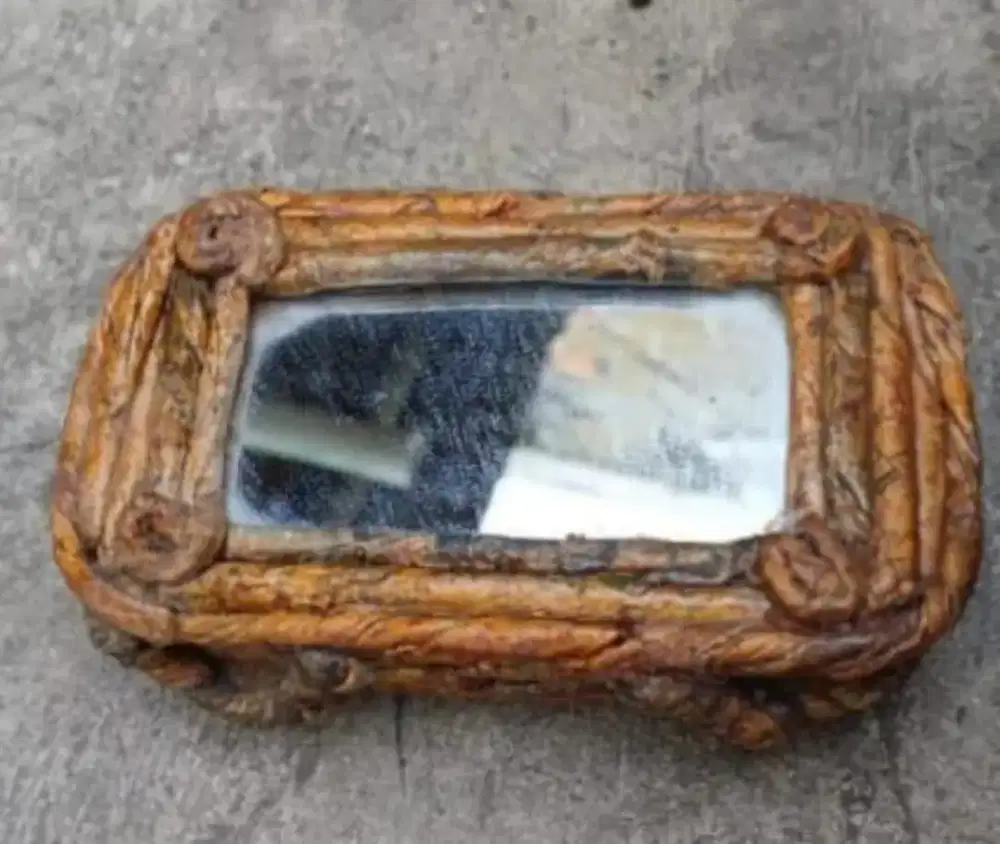 cermin dan tempat barang kecil