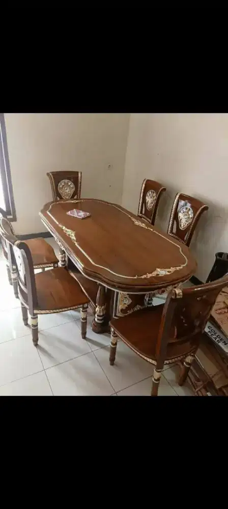 Kursi Makan Keluarga