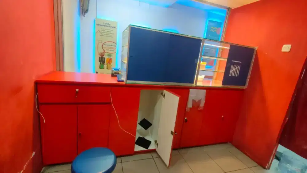 Dijual cepat Etalase+meja bekas toko