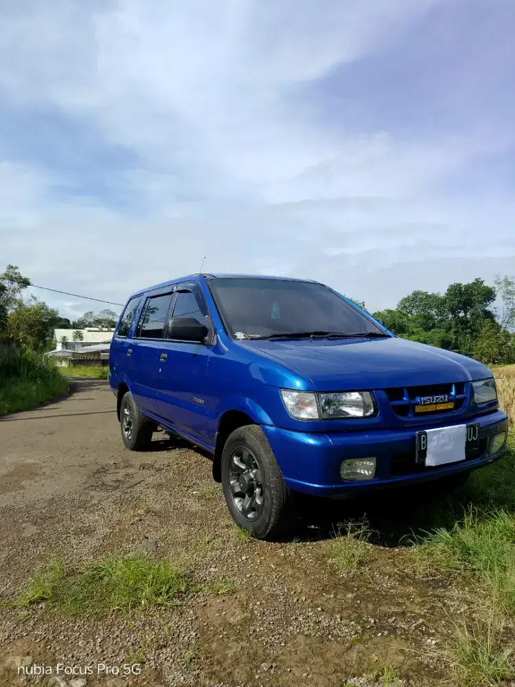 Isuzu Panther LS Hi-Grade 2002