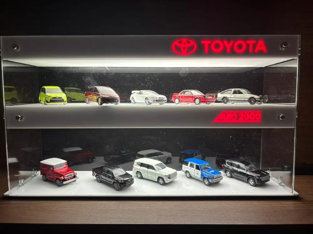 Diecast Tomica berikut etalase