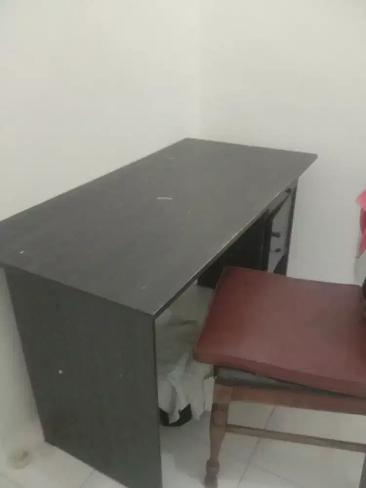 Meja kantor dan sepeda lipas merk Genio