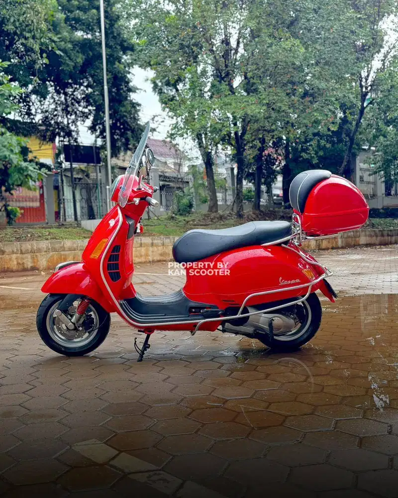 JUAL MURAH VESPA GTS 150 3V 2014 MULUS