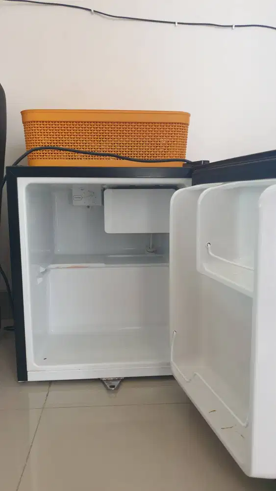 Kulkas GEA mini , warna hitam