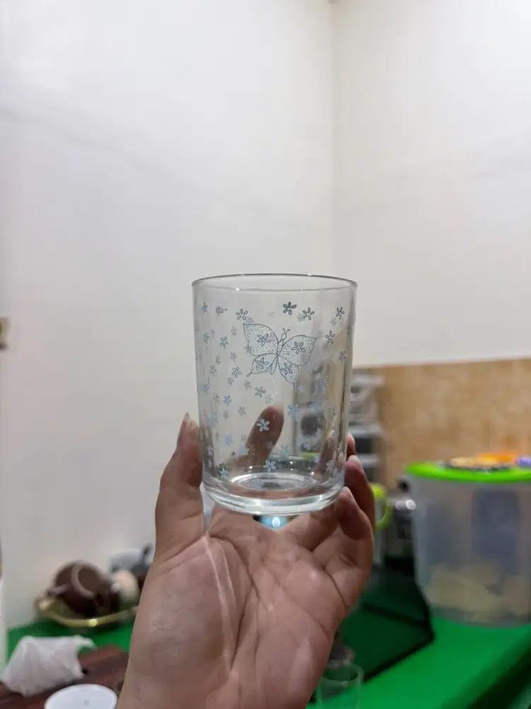 Gelas kaca dengan motif kupu-kupu dan bunga kecil berwarna biru muda