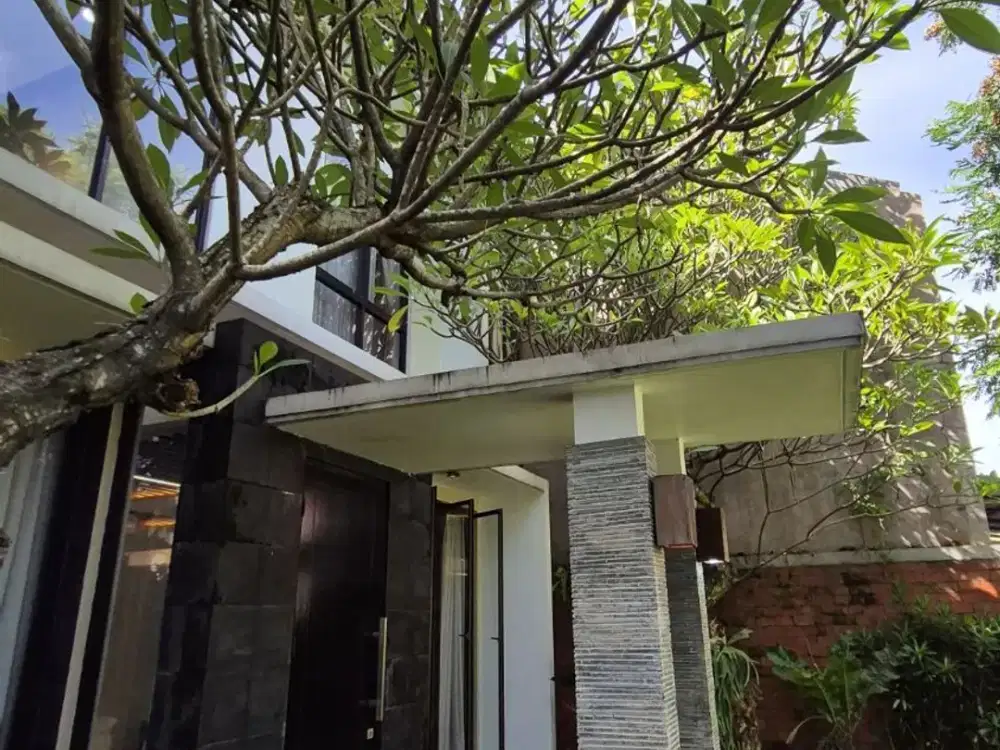 Rumah Hook 2lantai Siap Huni Lokasi Strategis dengan Backyard