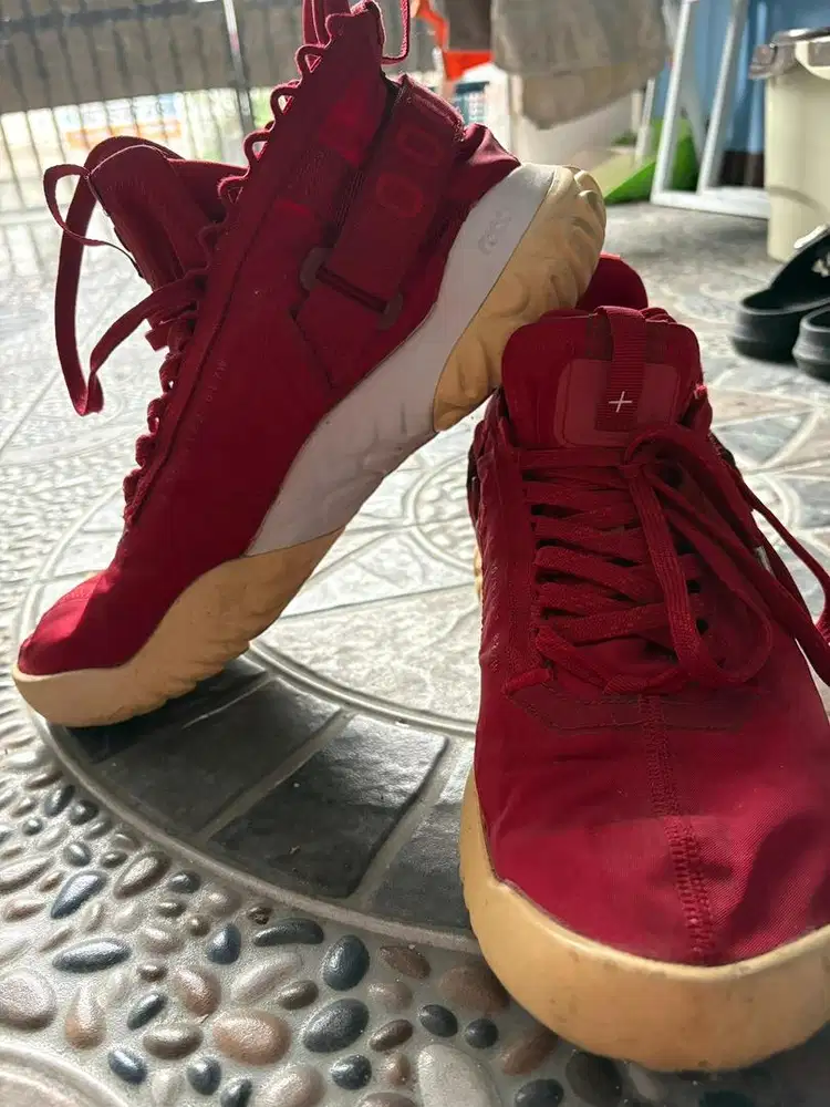 Sepatu Jordan Proto React