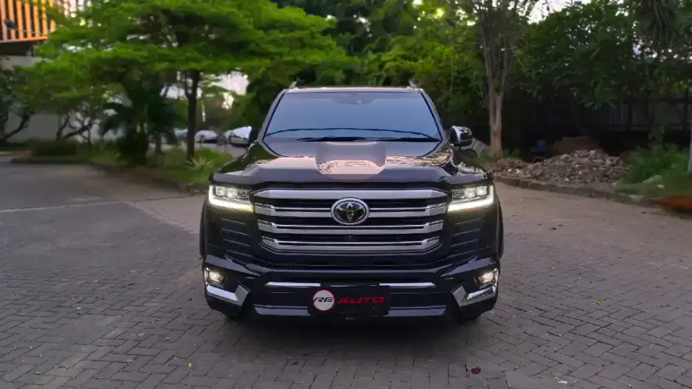 TOYOTA LAND CRUISER VXR300 AT HITAM