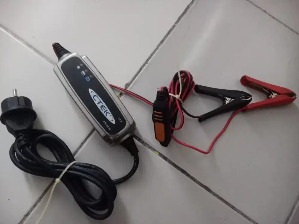 Charger aki mobil Merk CTEK model XS 800