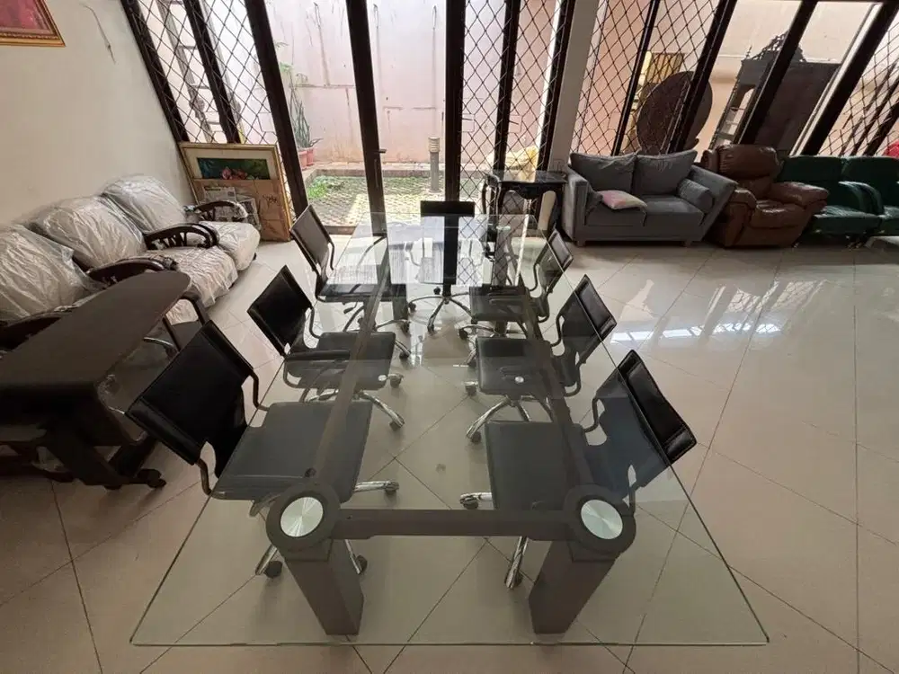 Meja Kaca Dengan Kaki Kayu Jati Tua