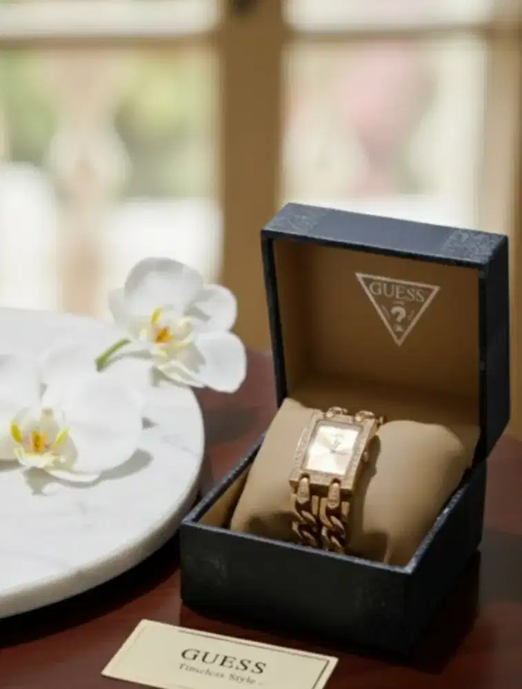 Jam tangan wanita merk Guess