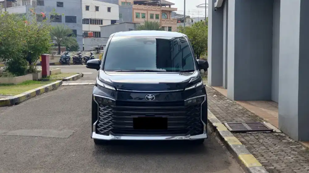 Toyota Voxy 2.0 CVT TSS AT Hitam Metalik 2024/2025